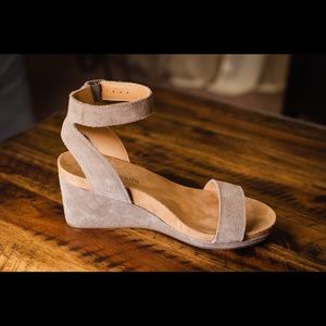 Lucky Brand Karston Tan Suede Wedge - Size 6.5